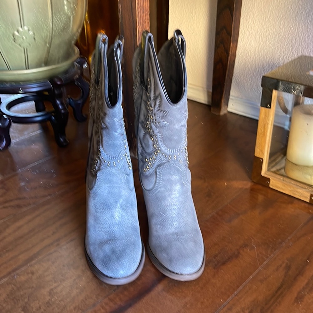 Gorgeous cowboy boots to wear. One stone missing, please refer to pics.
